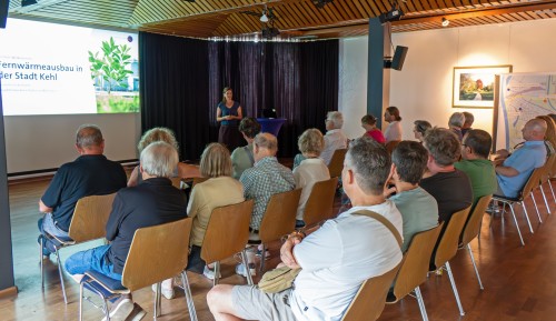 Infoabend Fernwärme Besucherinnen und Besucher lauschen den Ausführungen von Susanne Heckelmann zum Fernwärmenetzausbau.