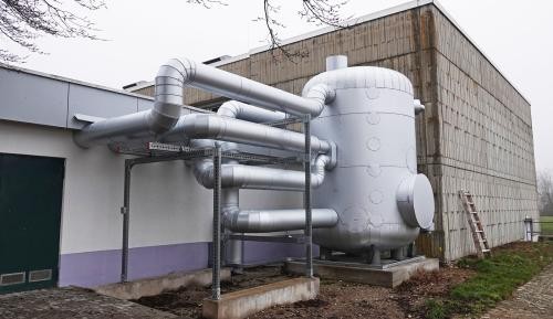 Heizzentrale Das Gebäude der Heizzentrale in Neumühl mit einem großen Außenkessel.