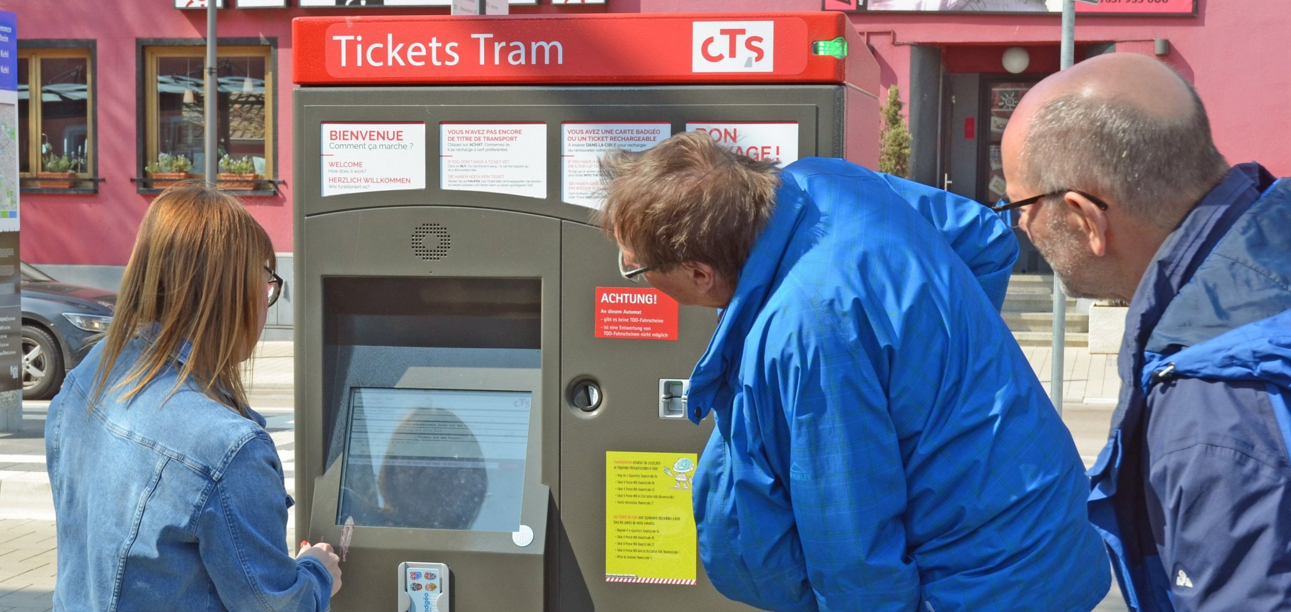 Ticketautomat der CTS vor Kehler Rathaus