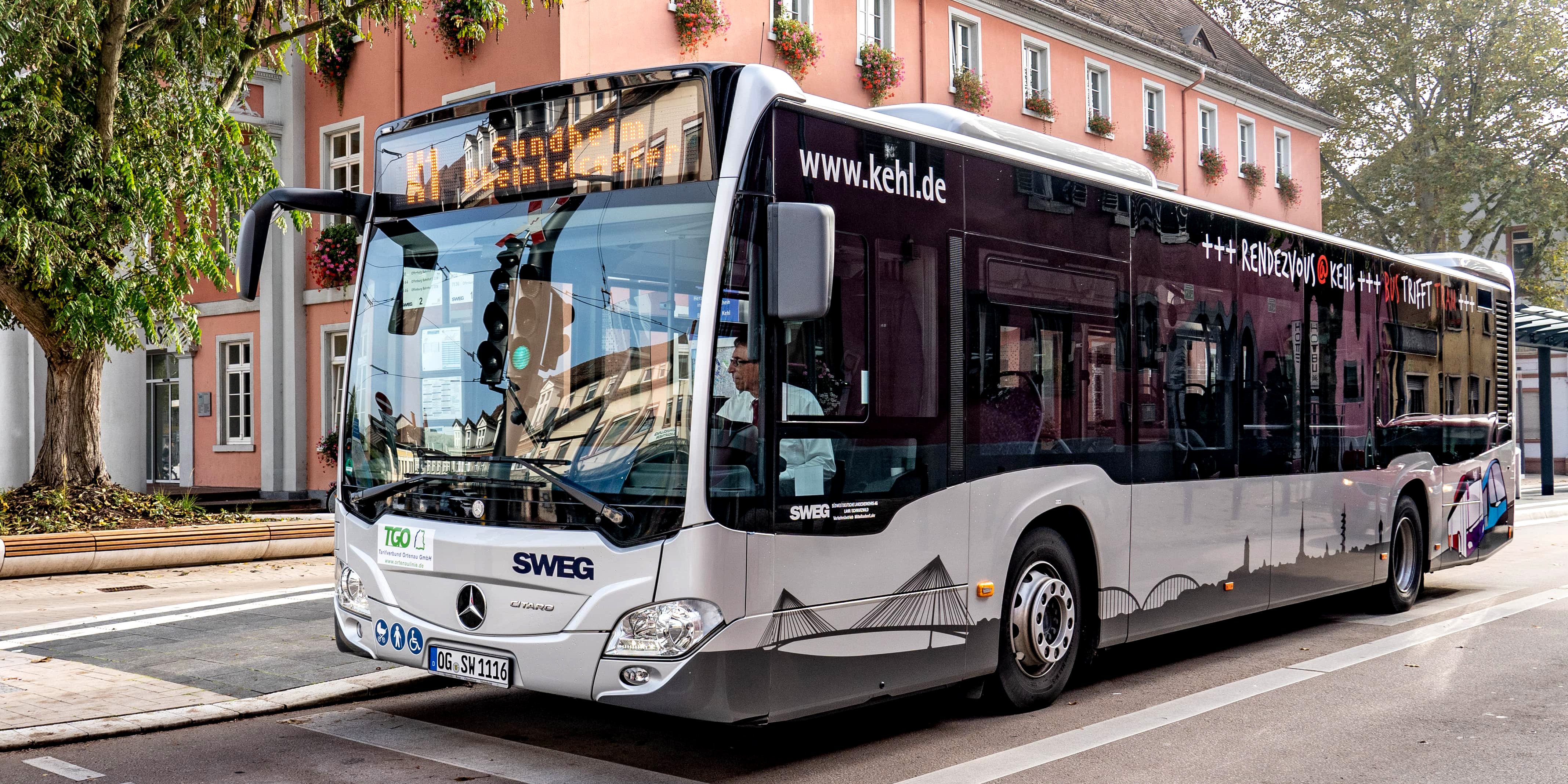 Bus vor Rathaus Kehl