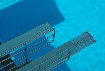 Sprungbrett in Schwimmbad von oben fotografiert